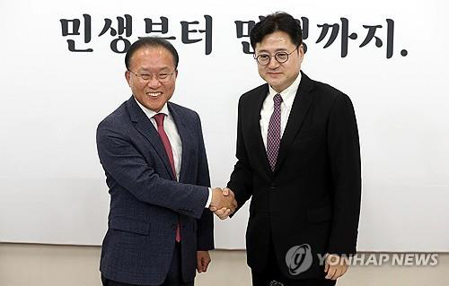 국민의힘 윤재옥 원내대표(왼쪽)와 더불어민주당 홍익표 원내대표가 지난 10월 4일 국회에서 만나 악수하고 있다. 연합뉴스